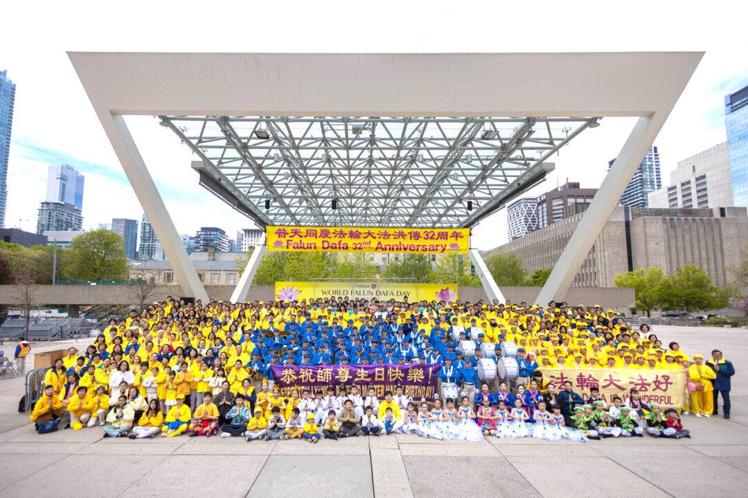 Hundreds Rally in Toronto to Mark 32nd Anniversary of World Falun Dafa Day