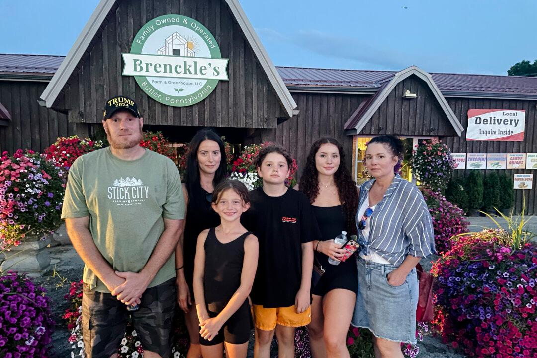 Eyewitness Describes Man With Rifle Crawling Up Roof Near Trump Rally