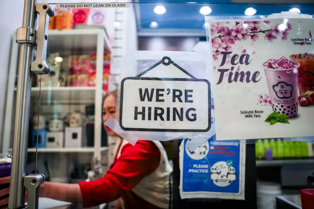 Weekly Jobless Claims Fall Below 200,000 Again as Layoffs Remain Low