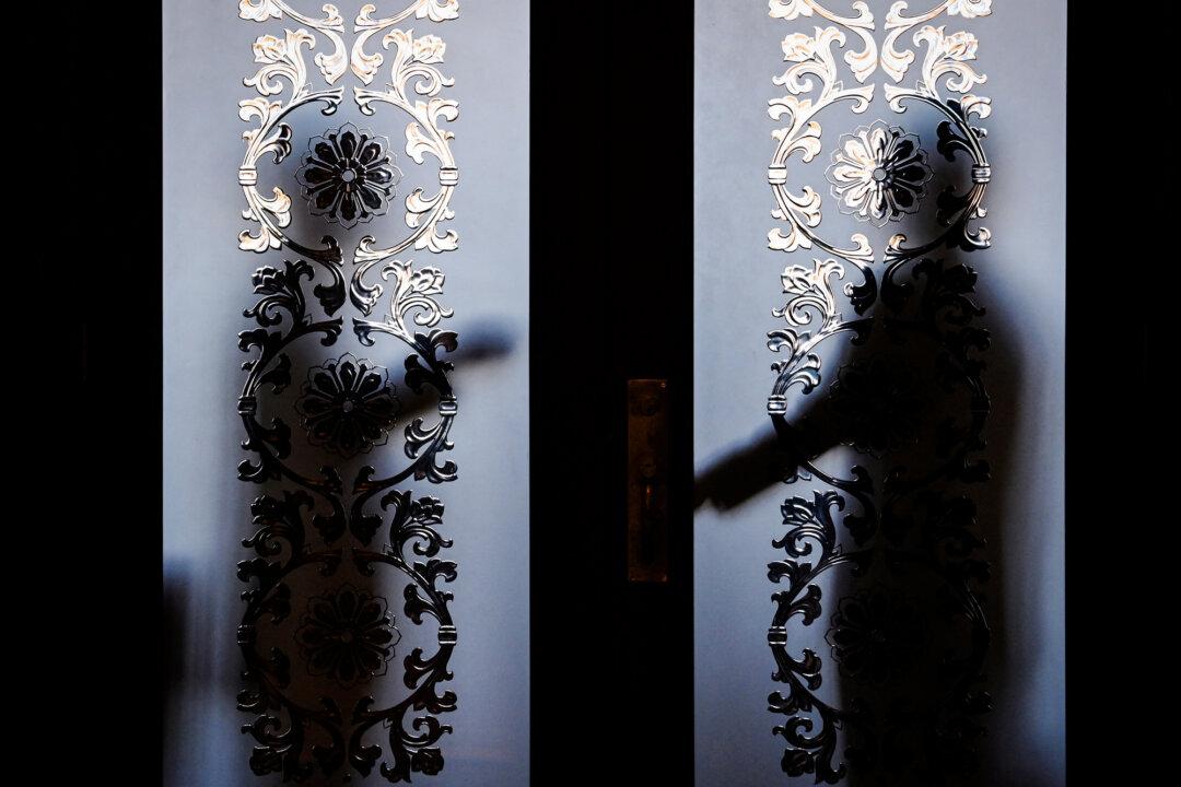 Behind CCP’s Closed Doors, a Weakened Xi Jinping