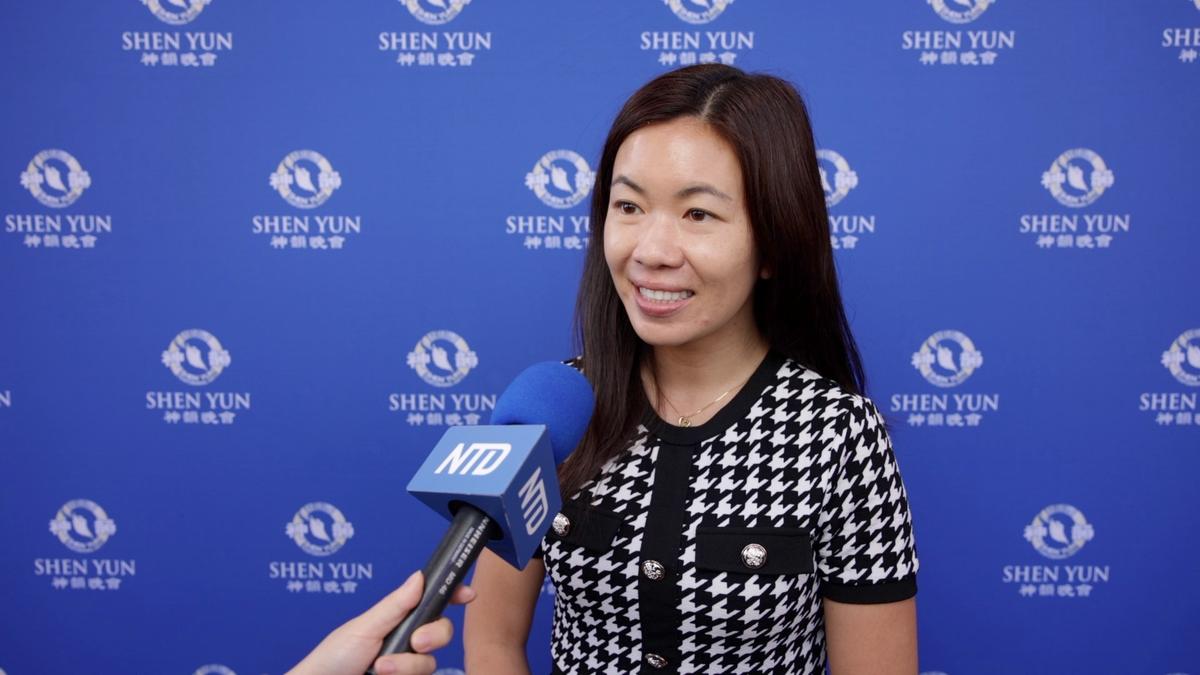 Mayor of Monterey Park, California Enjoys the Magic of Shen Yun