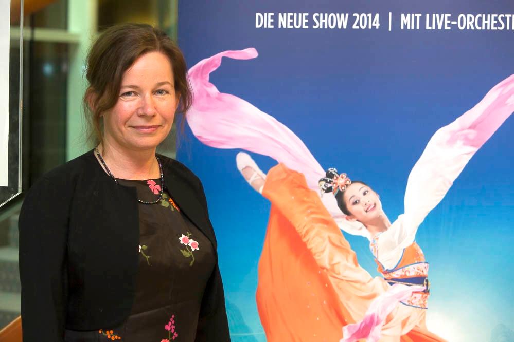 Artist Says Shen Yun Brings Harmony