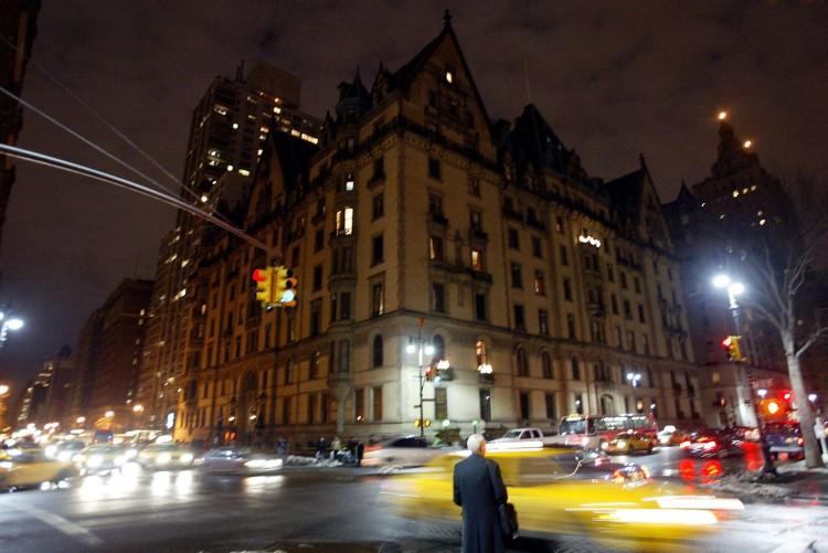 Manhattan Apartment Sales Tumble, as Prices Drop for First Time Since Early 2020