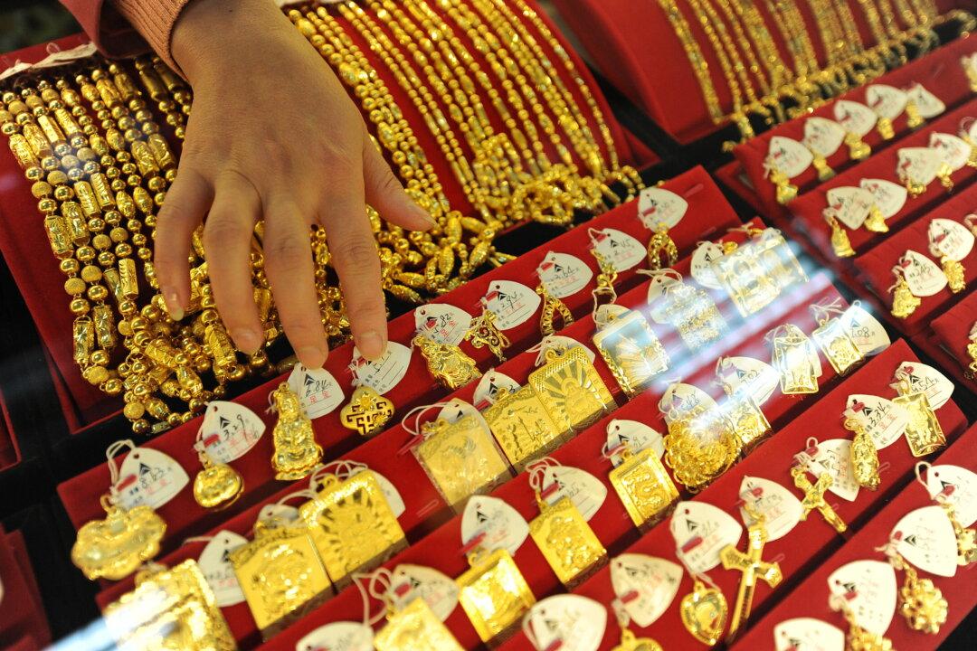 Chinese Citizens Flock to Buy Gold as China’s Economic Downturn Persists