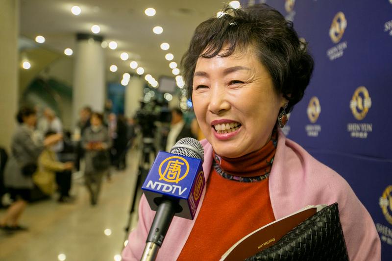 Choir Conductor Enjoys Magical Coordination at Shen Yun