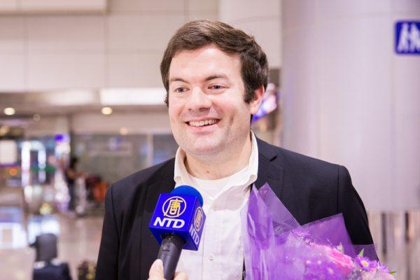 Eric Robins, a trumpet player with Shen Yun Symphony Orchestra, is interviewed by the Taiwan branch of New Tang Dynasty Television at the Taoyuan International Airport in Taoyuan, Taiwan, on Sept. 12, 2018. (Chen Po-chou/The Epoch Times)