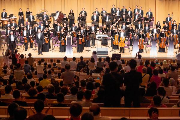 The audience calls for an 'encore' at the end of the Shen Yun Symphony Orchestra's performance, at the Pingtung County Performing Arts Hall, Taiwan, on Sept. 20, 2019. (Luo Ruixun/The Epoch Times)