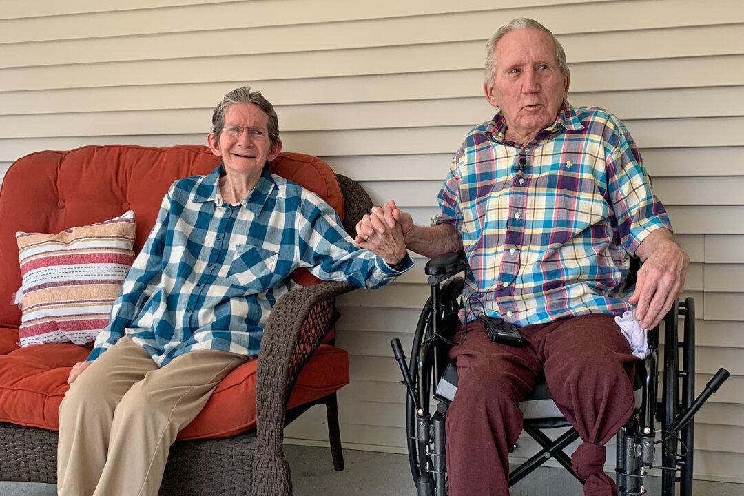 Married Couple of 60 Years Reunites After 215 Days Apart Amid COVID: Video