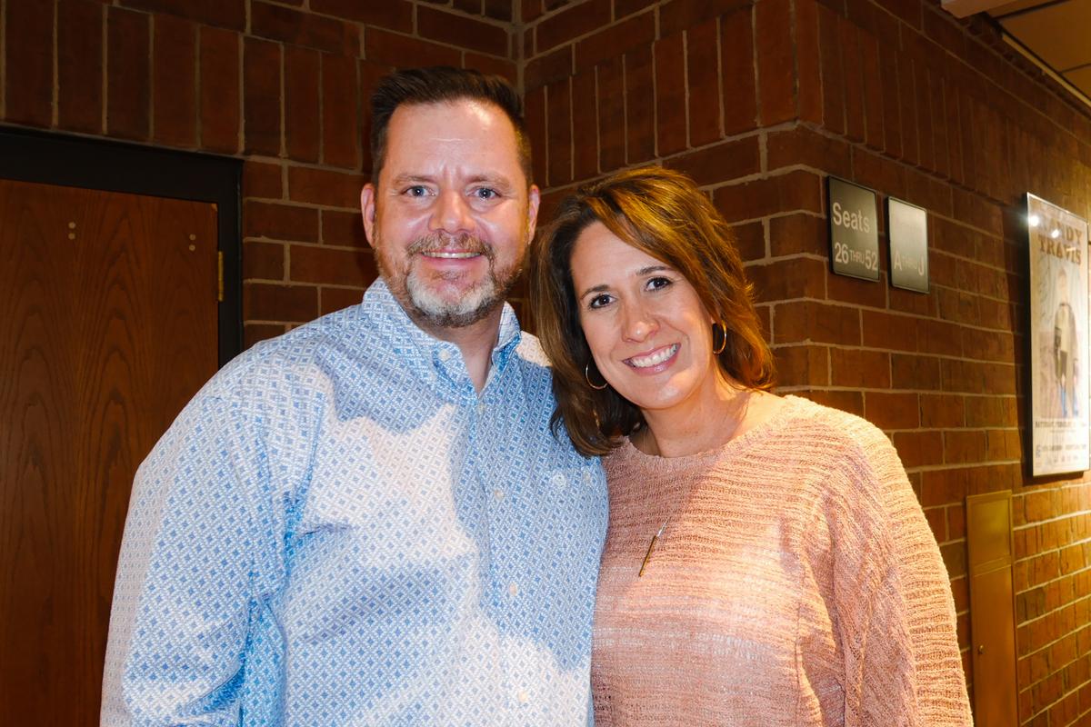 Three Couples Give Shen Yun Twelve Thumbs Up