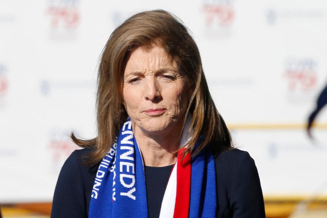 US Ambassador Kennedy Meets Australian PM, Talks to Coastwatchers Who Helped Rescue JFK