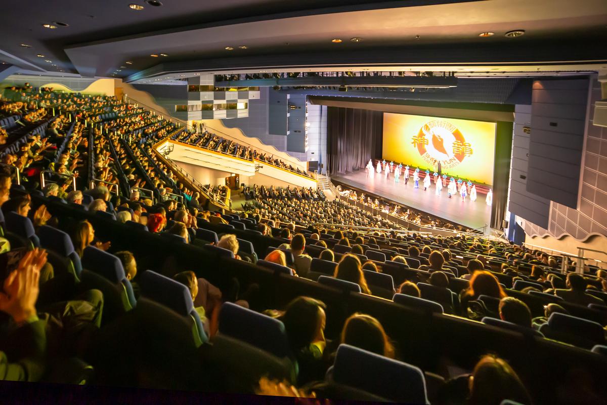 Shen Yun Touches and Inspires Packed Birmingham Audience