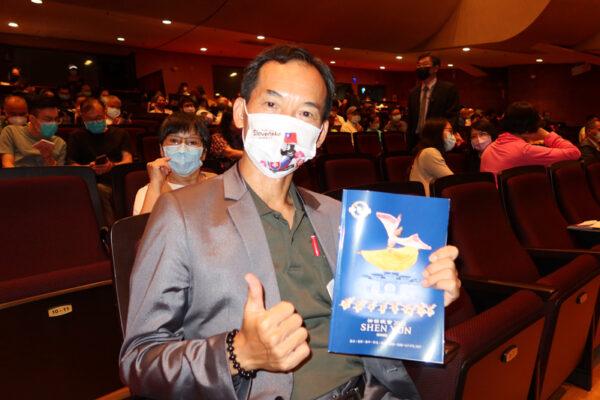 Chou Yu-Hsien, President of Chung Cheng University Alumni Association, said Shen Yun is the real classic art in Chiayi, Taiwan on June 7, 2022. (Lung Fang/The Epoch Times)