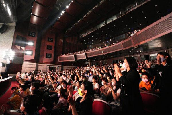 Shen Yun Performing Arts International Company has three curtain calls after the performance at Yuanlin Performing Arts Hall in Changhua, Taiwan, on the evening of July 3, 2022. (Annie Gong/The Epoch Times)