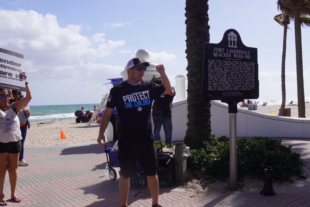 Florida Protesters Rally to Oppose Sexualization of Children, Ignore Antifa Threats