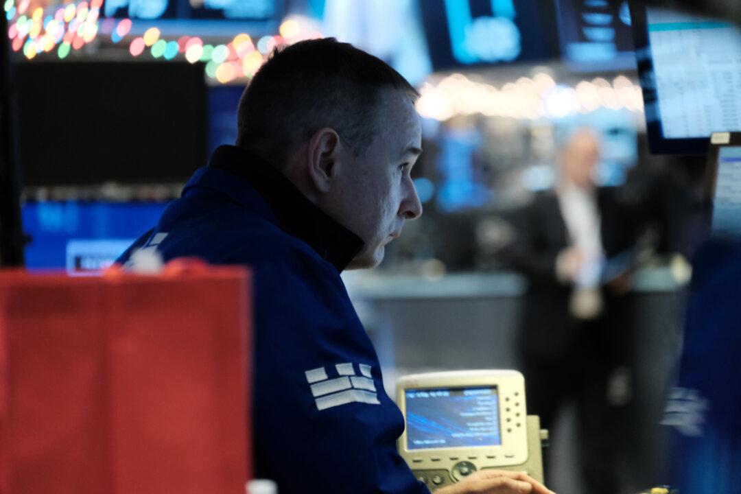 US Stocks Slide as Economic Data Stokes Rate Hike Worries