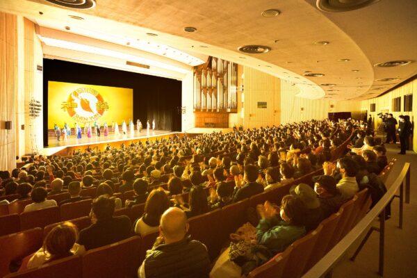 Shen Yun Performing Arts World Company’s curtain call at the Shinjuku Bunka Center in Tokyo, Japan, on Jan. 24, 2023. (Annie Gong/The Epoch Times)