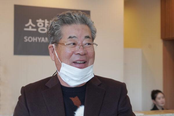 Mr. Shin Kyung-soo, the boss of a lumber company, attends Shen Yun Performing Arts at the Sohyang Theatre in Busan, South Korea, on Feb. 5, 2023. (Lee You-jung/The Epoch Times)