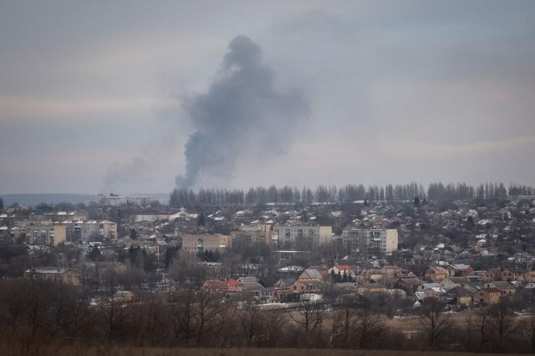 Russians Claim to Have Encircled Bakhmut, Kyiv Calls Situation ‘Extremely Tense’