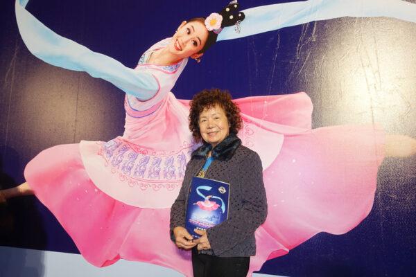 Ms. Wu Hui-fang, the president of the Guanting Clinic, attends Shen Yun Performing Arts at the Chih-The Hall of the Kaohsiung Cultural Center in Kaohsiung, Taiwan, on March 1, 2023. (Li Ching-tai/The Epoch Times)