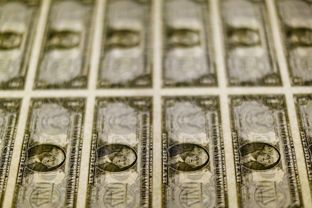 Dollar Heads for Weekly Gain as Rate Cut Optimism Cools