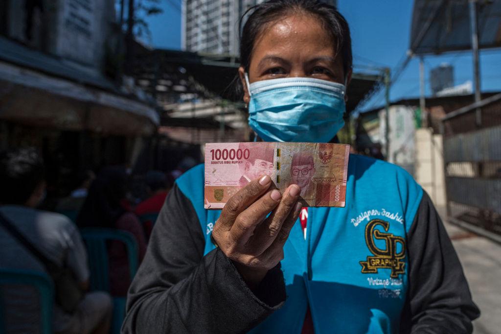 Indonesian Officials Attempt to Bribe Journalist During Pacific Meeting