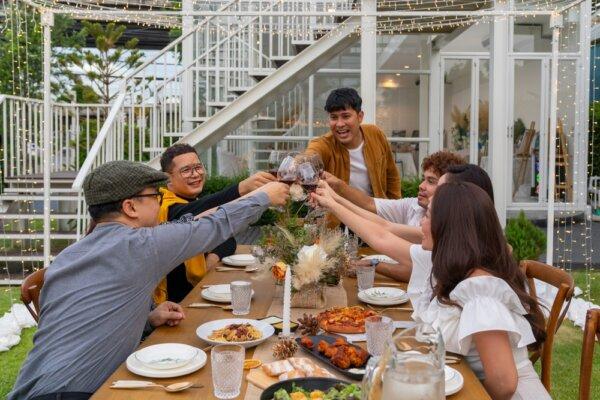 A generous toast on Thanksgiving can make mealtime festive. (CandyRetriever/Shutterstock)