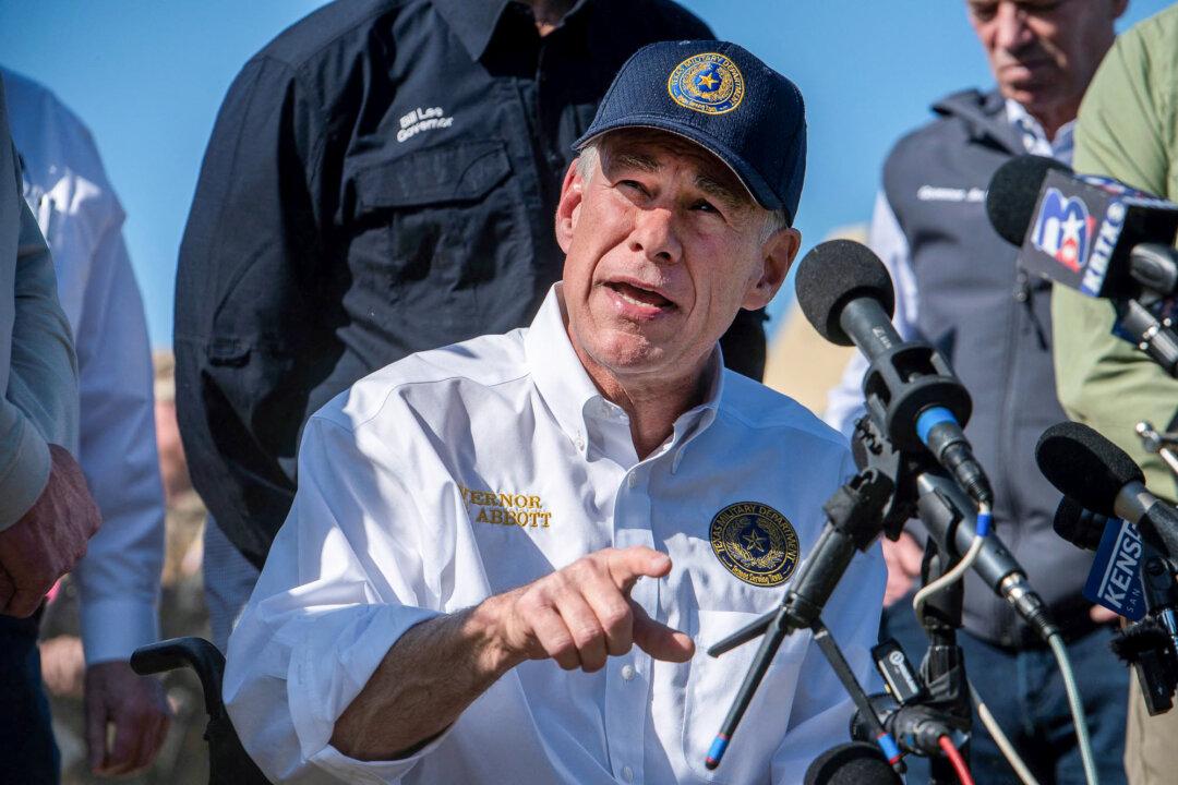 Texas Governor Welcomes Former California Police Officers to ‘Law and Order’ State