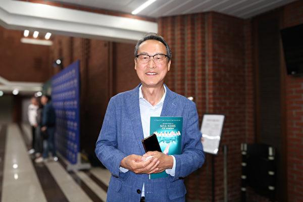 Kim Jong-pae at the Shen Yun Performing Arts performance at Gumi Arts Center–Grand Hall on May 4, 2024. (Dademan/The Epoch Times)