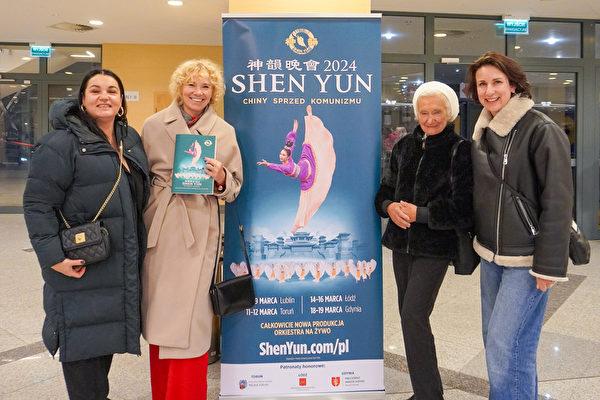 (From R) Maura Kulbikowska, her mother, and two friends, Małgorzata and Ola Bambrowicz, enjoyed Shen Yun's evening performance at the Danuta Baduszkowa Music Theater on Mar. 18, 2024. (Mary Mann/The Epoch Times)