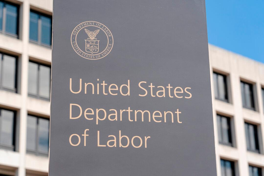 Bipartisan Lawmakers Move to Overturn Biden Admin’s New Investment Planning Rule