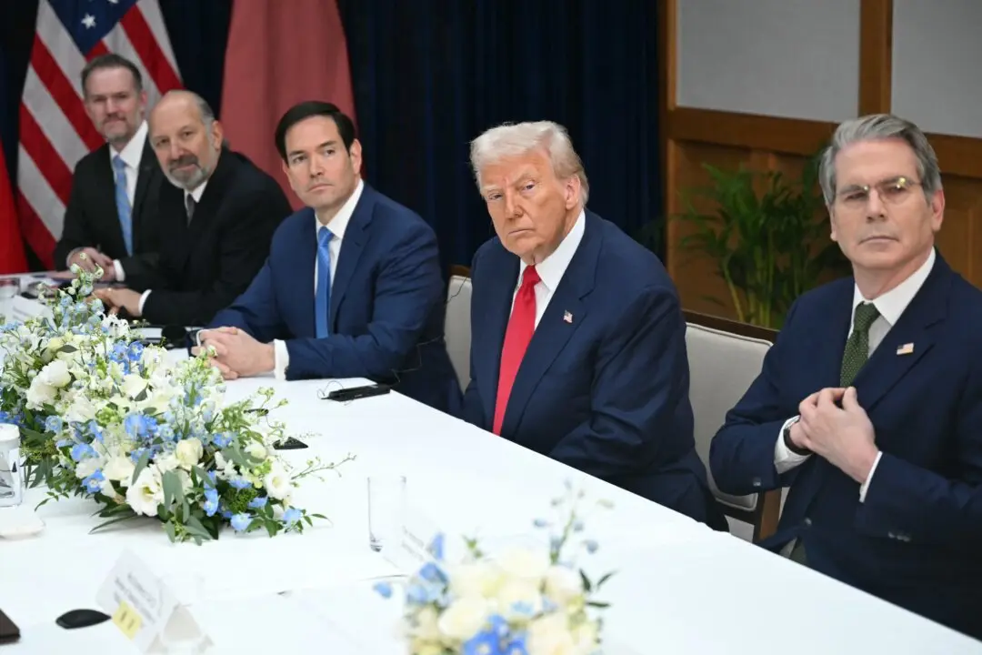 Xi Holds Calls With Trump, Putin on Same Day for International Support Amid Military Purge: Analysts