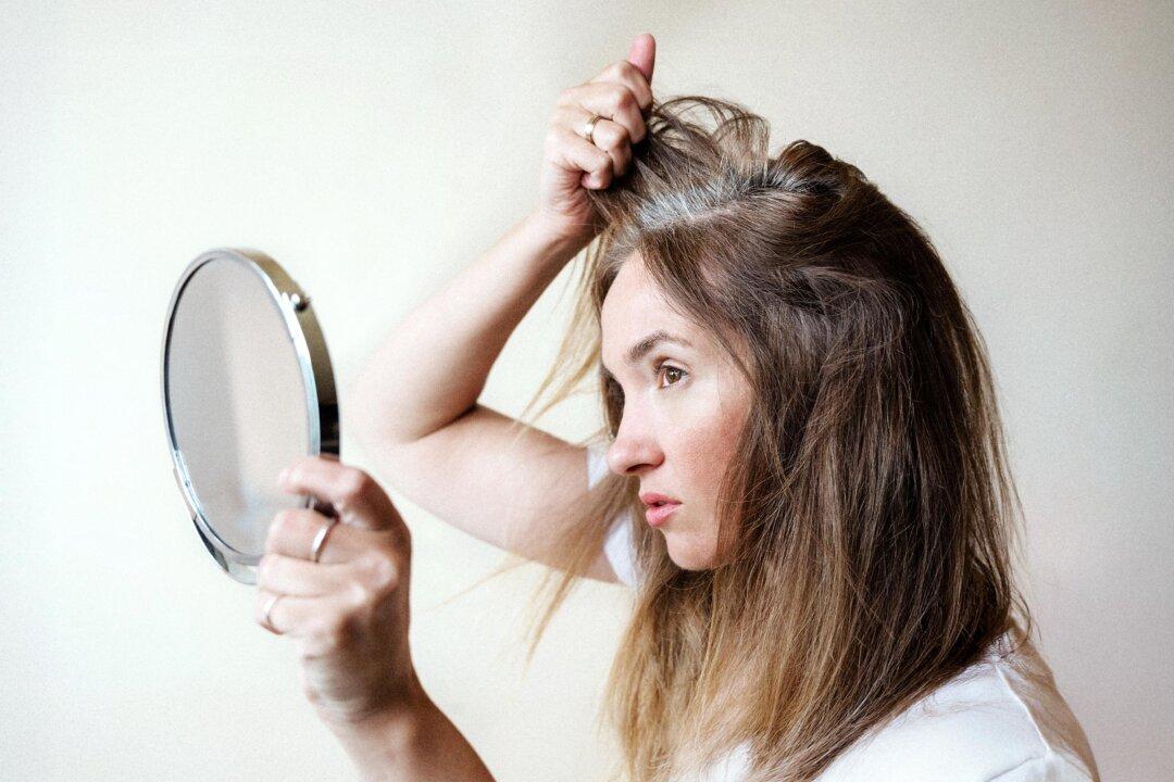 Gray Hair? Try This 1-Minute Daily Scalp Massage