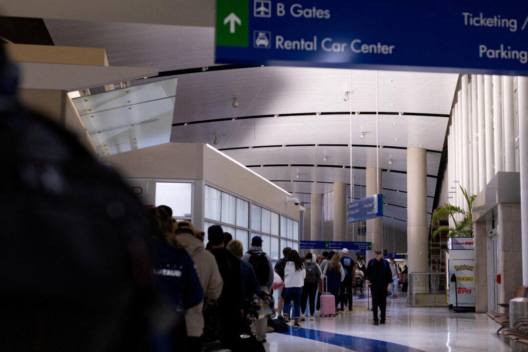 Airport Disruptions to Worsen as DHS Funding Fight Drags On, Transportation Secretary Warns