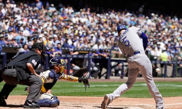 Freeman Gets 3 RBIs, Kershaw Wins NL Best 6th Game in Dodgers’ 8–1 Rout of Brewers