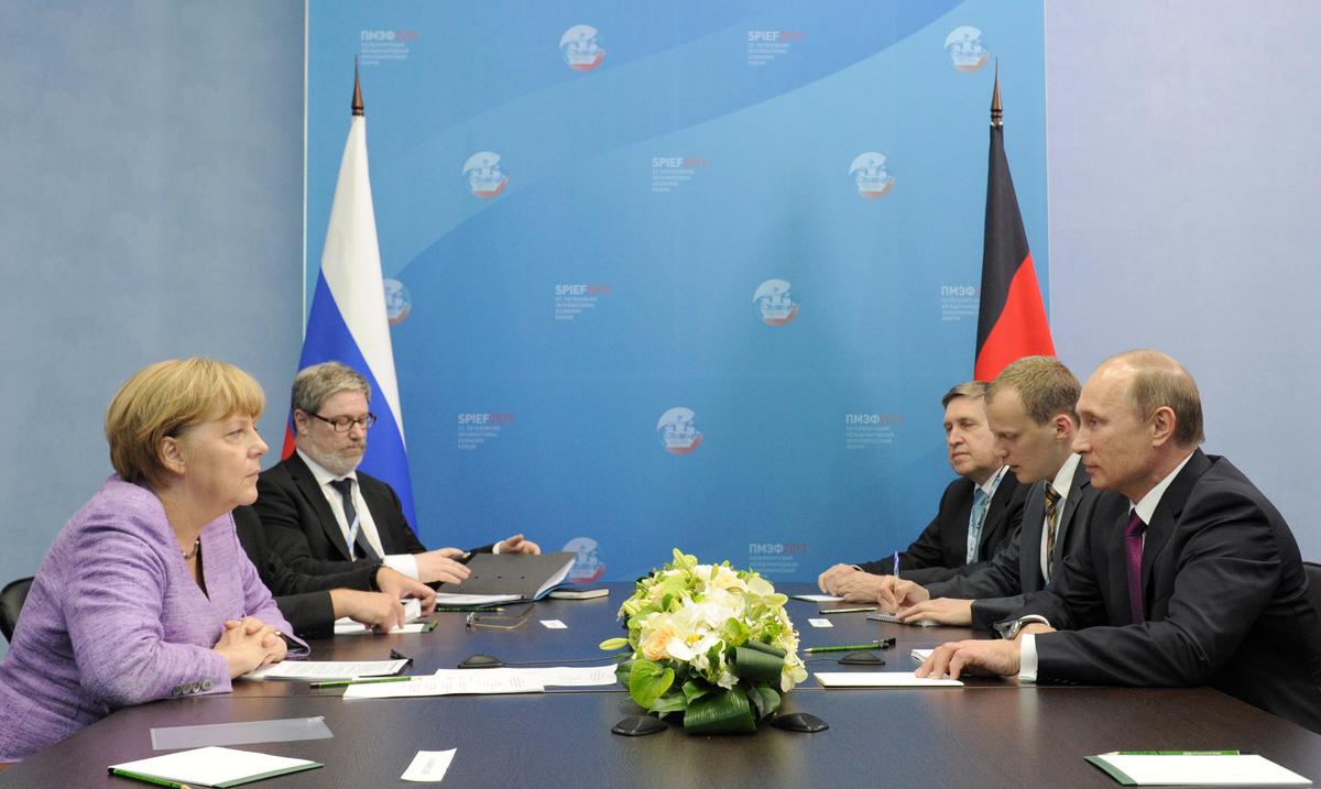 Exhibition Leads to Absurd Merkel Putin Spat