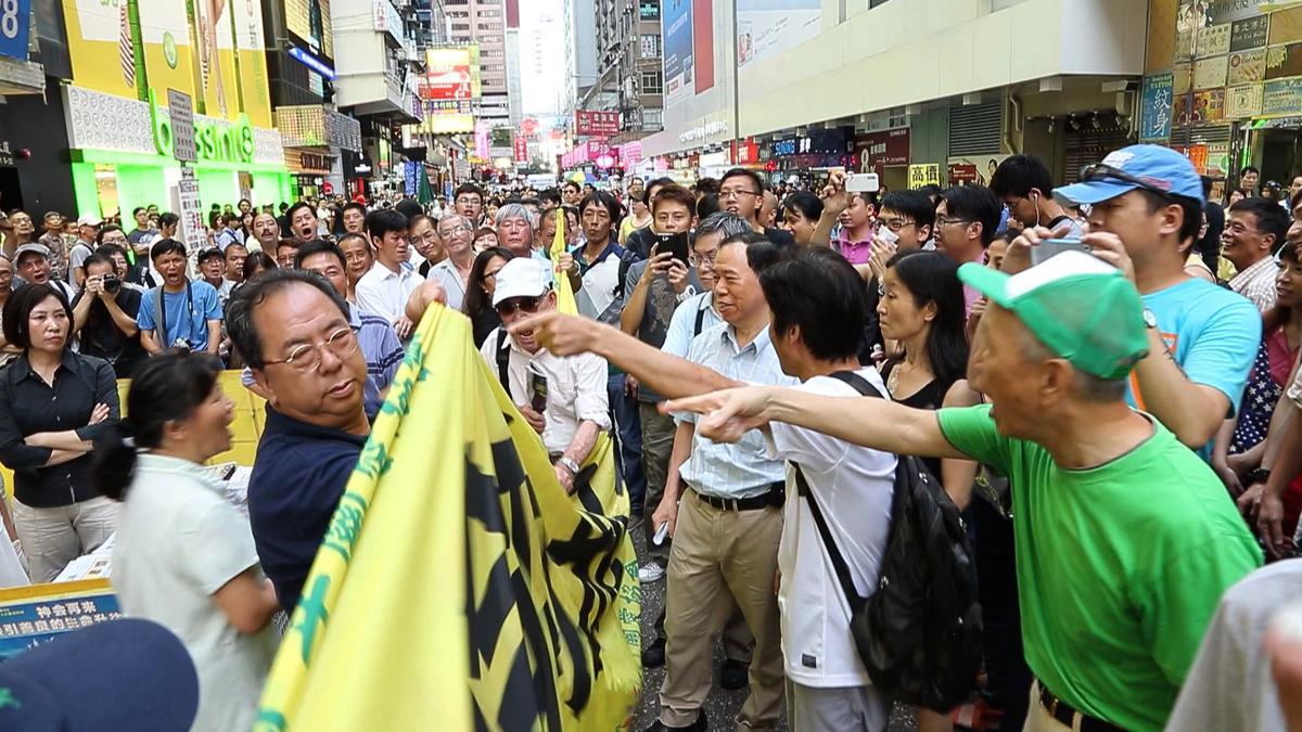 Banner Struggle Erupts on Hong Kong Streets
