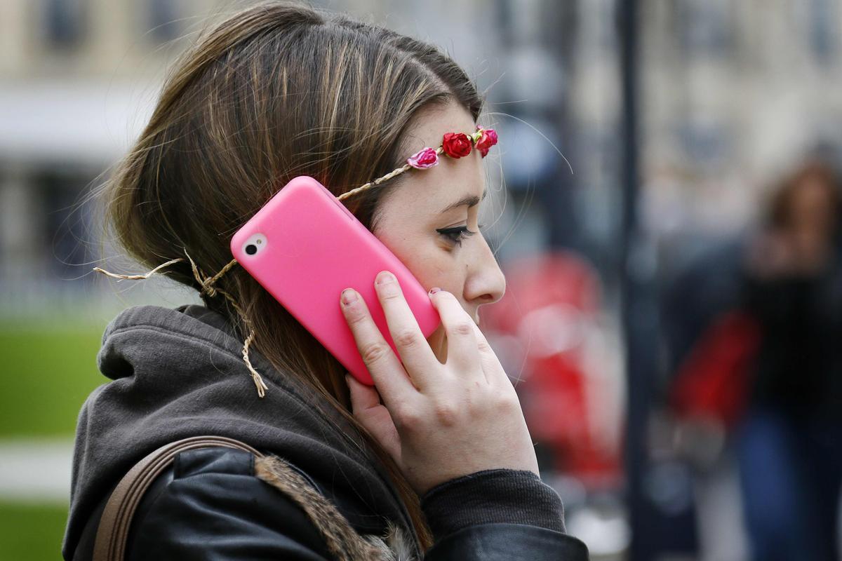 CRTC Unveils New Consumer-friendly Rules on Cellphone Contracts
