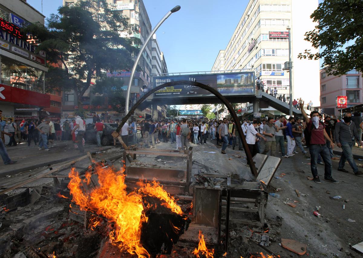 Istanbul Protests Surge, Clashes Spread to Ankara