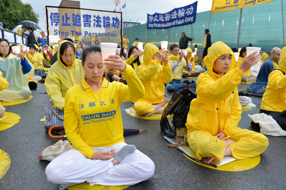 Falun Gong Practitioners in New York Protest Torture, Killings in China (Photos)