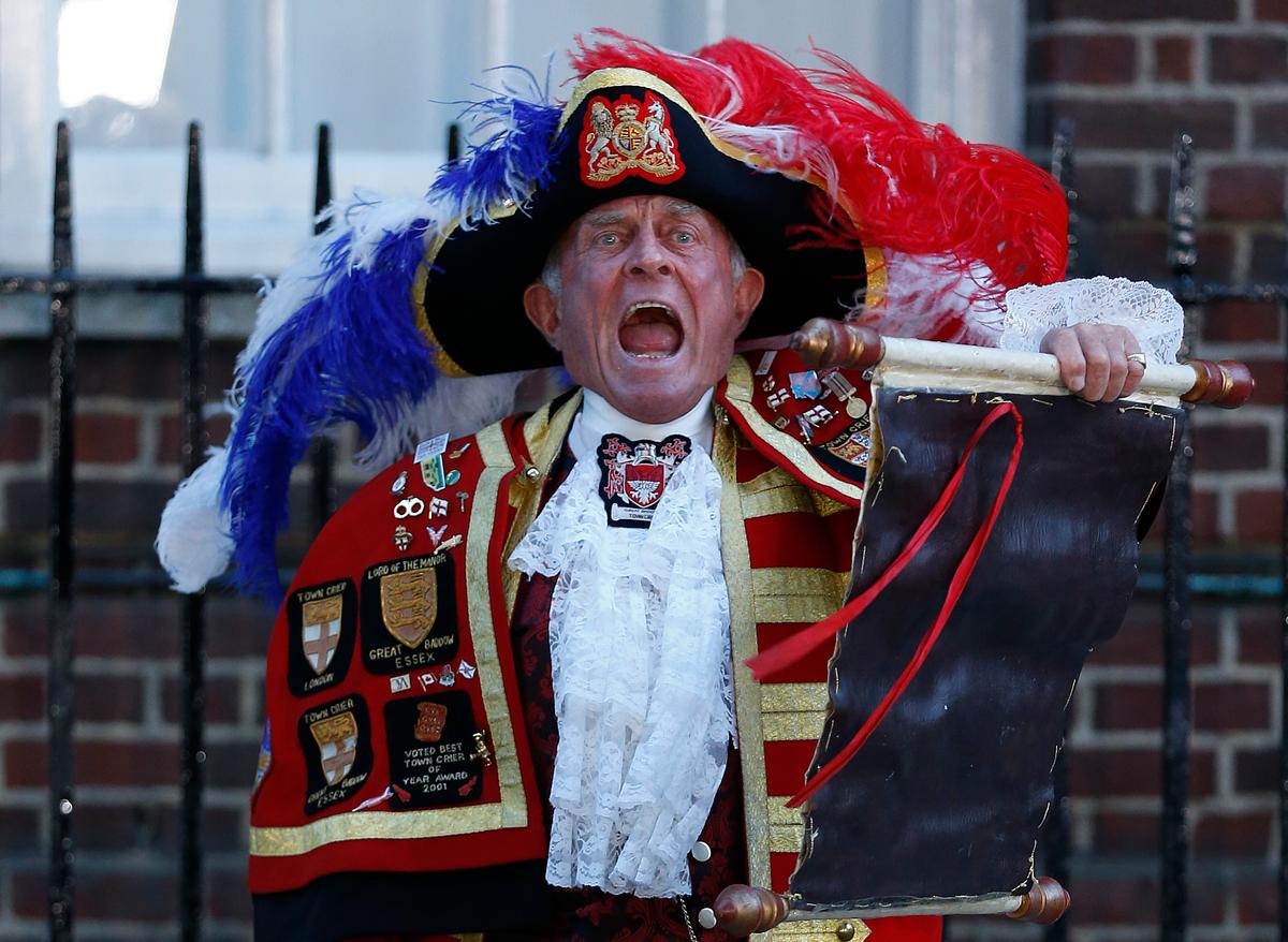 Royal Baby: Town Crier Announces Royal Birth to Crowds
