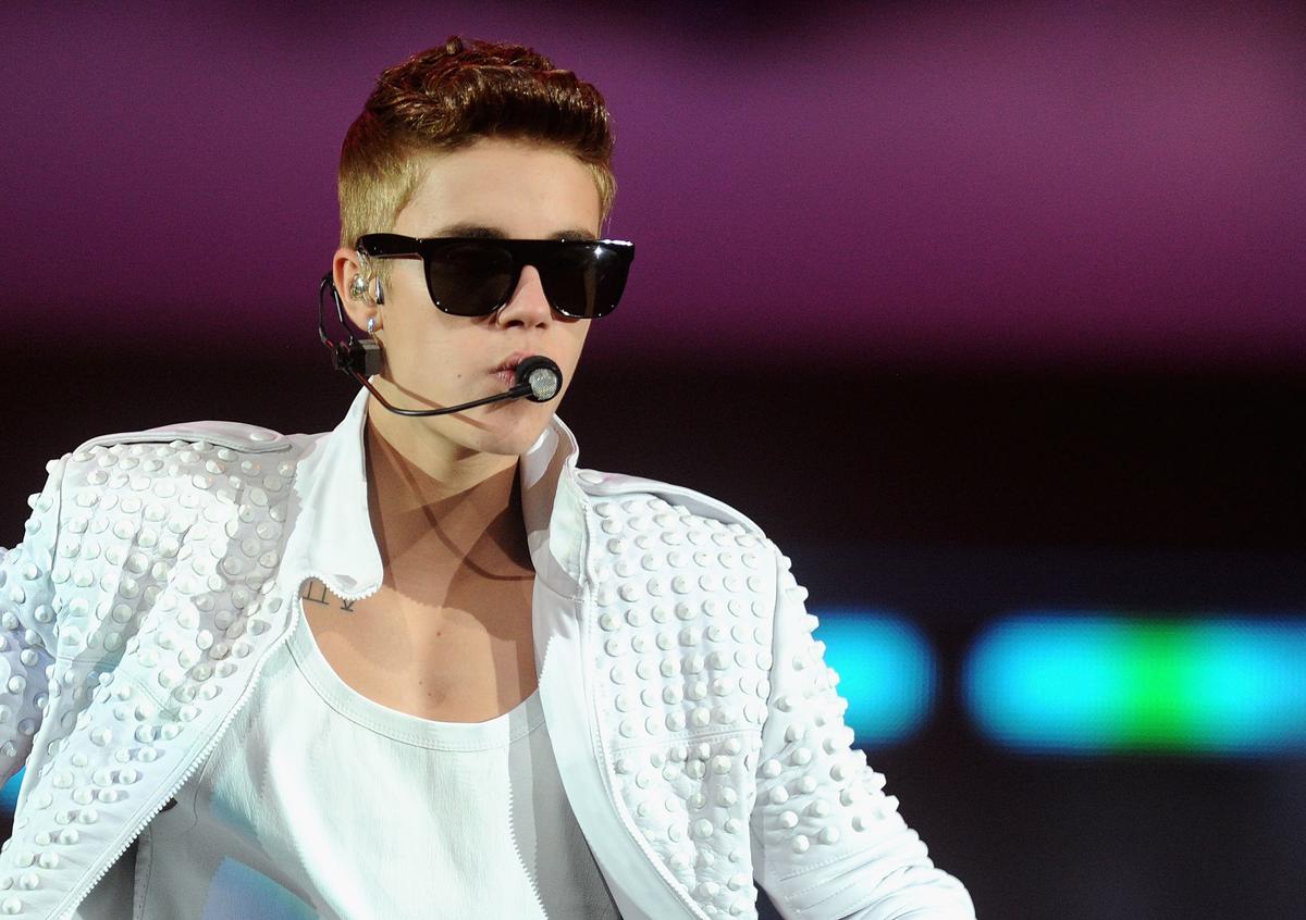 ‘Free Breezy’: Justin Bieber Graffiti Supports Chris Brown