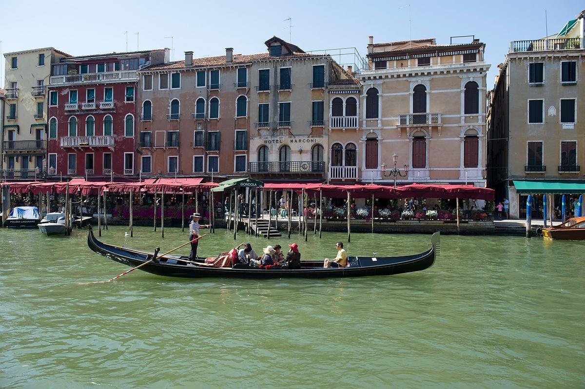 Venice Planning to Ban Gondolas on Grand Canal During Certain Times of Day 