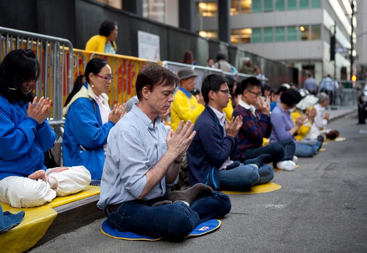 Outside Waldorf-Astoria, a Somber Message for Xi Jinping