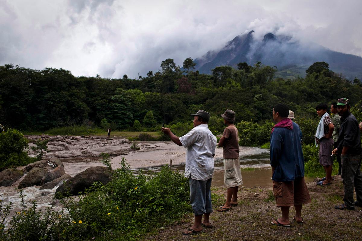 Mount Sinabung Last Eruption: New Photos Show Ash Plume in Sky, Evacuations (+Video)