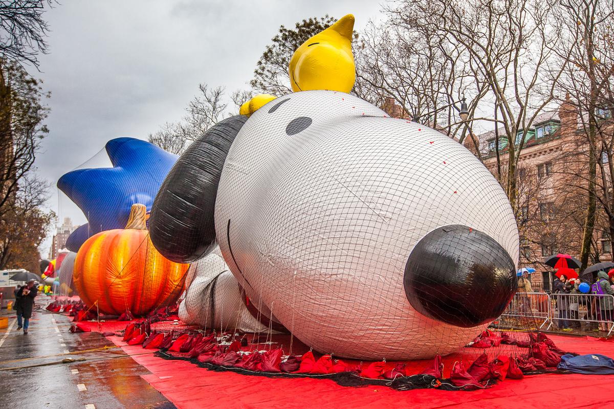 A Thanksgiving Face-Off: Macy’s Parade Balloons Against Wind Gusts