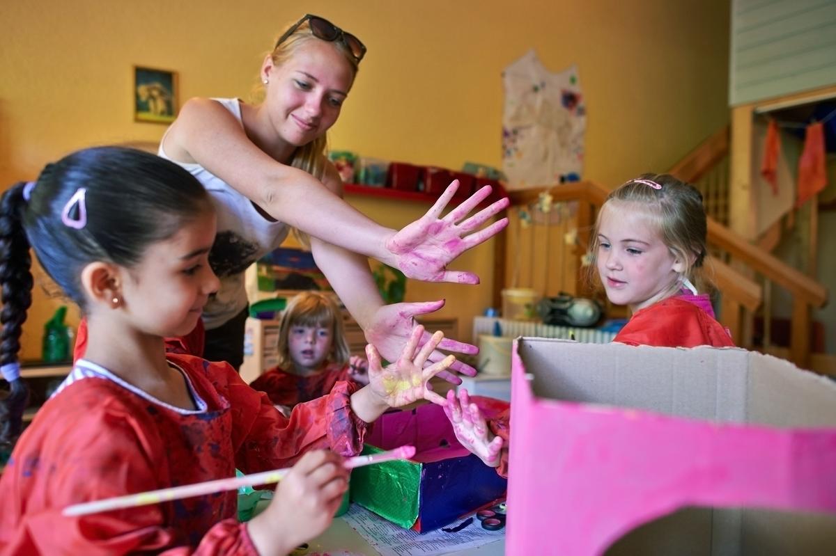 Develop Life-long Lessons in Your Child: Enroll Them in Art 