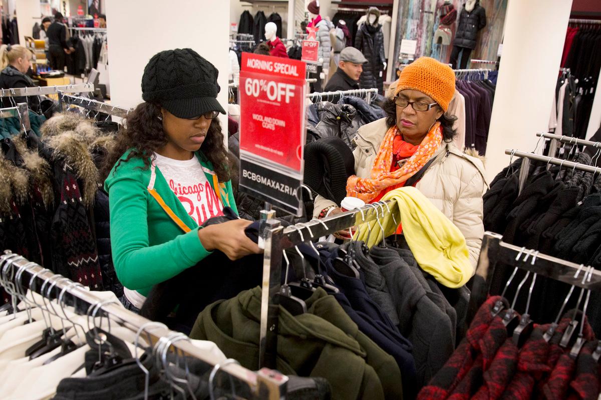 Black Friday 2014 in Midtown Manhattan: Footlocker vs. Modell’s for Sneakers, and Low Prices at H&M and Macy’s