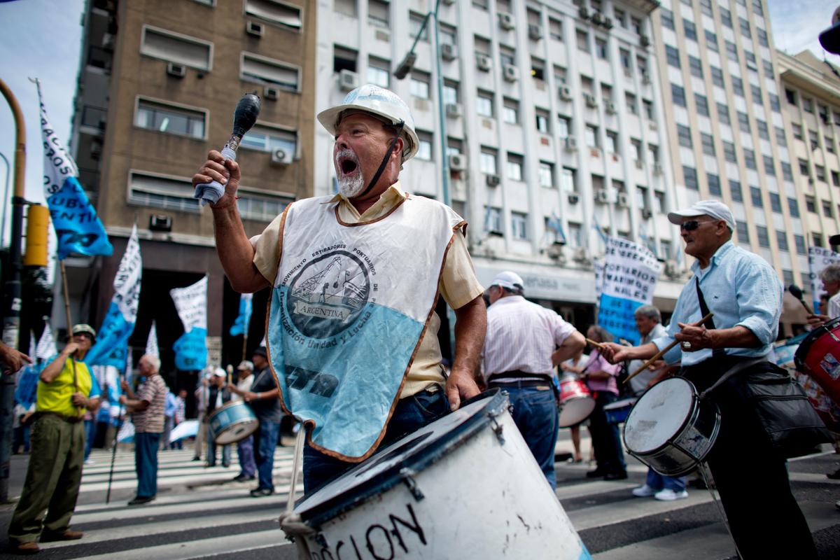 In Argentina Crisis, Firms Do Everything to Cut Costs; Except Fire Workers