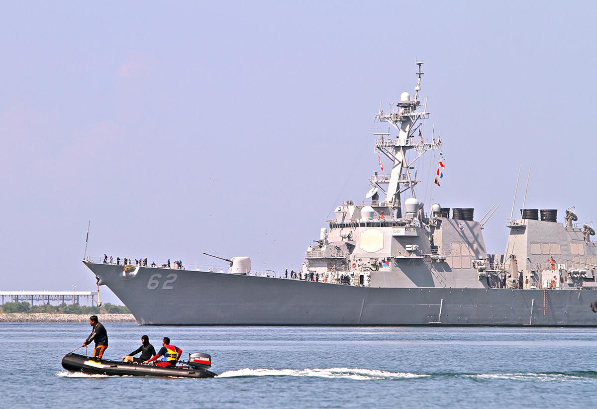 In Signal to China, Obama to Give 2 Ships to Philippines