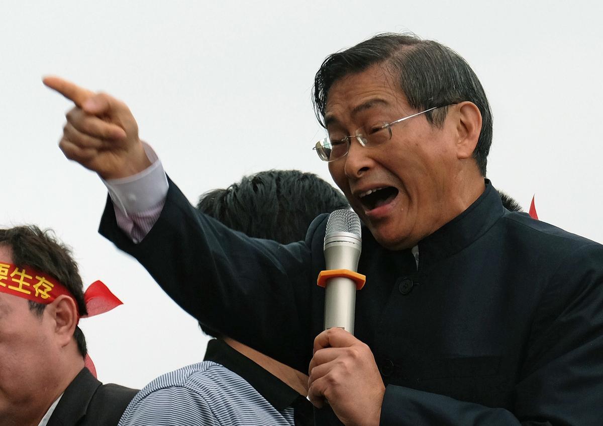 A Ruffian From China Menaces Taiwanese Students